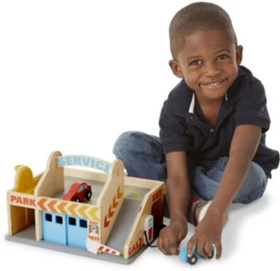 Melissa & Doug Parkhaus Mit Tankstelle Und Waschanlage Aus Holz 4 Melissa & Doug Parkhaus Mit Tankstelle Und Waschanlage Aus Holz – Bild 4